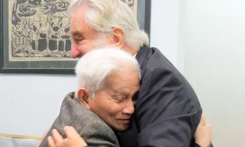 Xúc cảm của GS. Pierre Darriulat và bao người ở lại về GS. Hoàng Tụy