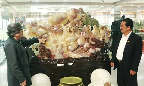 Bức tranh “Sơn thủy hữu tình” bằng ngọc tuyệt đẹp, giá gần 2 tỷ của đại gia Thái Nguyên