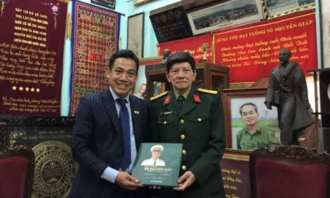 Tặng sách ảnh Đại tướng Võ Nguyên Giáp trong lòng dân cho gia đình Đại tướng